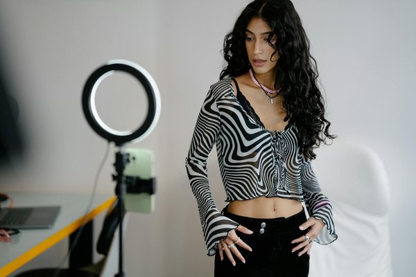 Mode estivale au travail : Astuces pour allier élégance et professionnalisme